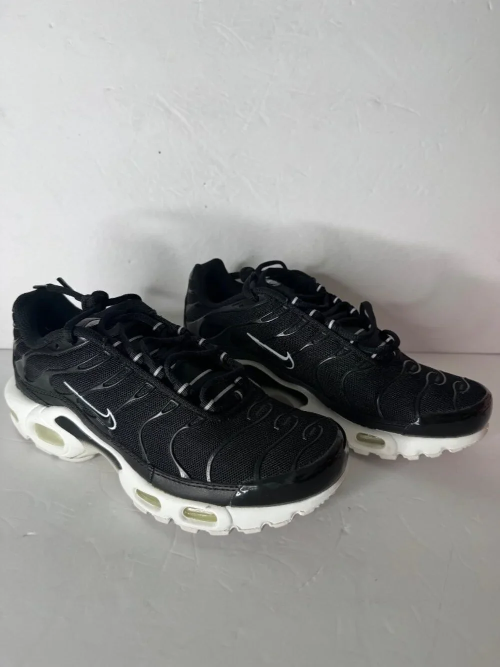 Nike Air Max Plus Sneakers Shoes Women's US 6.5 EU 37.5 NIB Black White